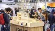 Besucher der ISPO Munich schauen sich Schnittmuster an.