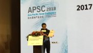 Wu Bin präsentiert auf der Bühne der Asia Pacific Snow Conference zum dritten Mal sein “White Book” zum Status quo der Ski-Industrie in China.