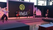 Auf der Fashion Show Bühne gab es am Samstag ebenfalls noch eine letzte Vorstellung. Statt Winter- und Outdoorsport bekam das chinesische Fachpublikum Zumba ans Herz gelegt.