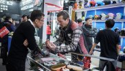 Wintersport is booming in China but without the necessary know how, the fun out on the slopes will come to a sudden stop. Therefore, the ISPO Beijing provides a booth where the visitors learn how to prepare their equipment perfectly.
