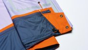 BARRIER TECHNOLOGY ® an Ärmeln, Bund und Kragen. Die neue Konstruktion und ein abnehmbarer Powder-Skirt verhindern, dass Feuchtigkeit von außen nach innen in die Jacke kommt.