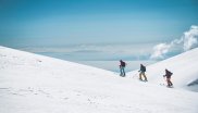Für Skitouren sind funktionelle Jacken und Hosen unverzichtbar