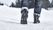 Premium Winterreifen für die Füße: Zusammen mit dem Reifenhersteller MICHELIN hat ICEBUG Schuhe entwickelt, die auch ohne Spikes und bei bis zu -30 Grad nicht die Bodenhaftung verlieren. Die Technologie in diesen Sohlen ist die gleiche, die MICHELIN Winterreifen so erfolgreich macht. 