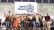 19 Gold Winners and a Product of the Year representative on stage: The group photo of the Snowsports Award winners 2018.