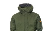 Das kleine Unternehmen RÖJK setzt zu 100% auf nachhaltige Innovationen. Diese finden sich auch in der Badland Jacket. Hier werden zeitloses, vielseitiges Design mit traditionellen und natürlichen Materialien verbunden. Der Fokus liegt auf biobasierten und biologisch abbaubaren Bauteilen. 2018 ist die Marke im Segment Eco Achievement Apparel beim ISPO Award ausgezeichnet worden.