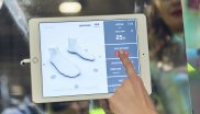 Längst hat auch die Digitalisierung im Wintersport Einzug gehalten, wie etwa hier beim Bootfitting am Touchscreen.