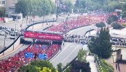 Tausende Läufer: der Jilin Marathon in China.