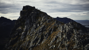 Bergsteiger auf Felsgrat