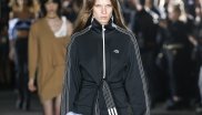 The collaboration between Alexander Wang and Adidas offers a mixture of athleisure and rave look. The designer has already launched his third collection with the sporting goods giant. Wang consistently turns the Adidas logo upside down. The designs are characterized by a subversive pixel look and deliberately incorporated shortcomings.