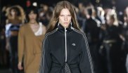 Eine Mischung aus Athleisure und Rave-Optik bietet die Kollaboration zwischen Alexander Wang und Adidas.