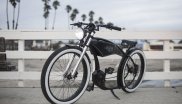 Das Ruff Cycles Ruffian Black verbindet Mobilität mit edlem Design. Nicht nur Harley-Davidson-Freunde dürften bei diesem geschwungenen Retro-Look auf ihre Kosten kommen.
