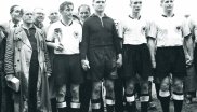 WM 1954: Den ersten WM-Titel schaffte die deutsche Nationalmannschaft noch im traditionellen Look: Fritz Walter (mit Pokal) führte sein Team in weißen Trikots, schwarzen Hosen und schwarzen Stutzen aufs Feld. Zum DFB-Team gehörte auch der Zeugwart Adolf Dassler, der Gründer von Adidas, der im Finale bei Regenwetter Schraubstollen an die Schuhe anbrachte.