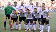 WM 2010: Im Nadelstreifen-Look trat das DFB-Team beim Turnier in Südafrika an. Drei feine, senkrechte Streifen über den auf schwarzem Grund stehenden Bundesadler in Schwarz-Rot-Gold waren die einzigen farbigen Elemente des Trikots. Im Halbfinale waren die Spanier auf dem Weg zu ihrem ersten WM-Titel zu stark.