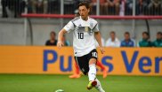 Deutschlands Nummer eins unter den Social-Media-Stars ist immer noch Mesut Özil: Sein Tanz zwischen den Welten – türkische Herkunft, deutsche Staatsbürgerschaft, Vereins-Vertrag beim FC Arsenal in England – hat ihn zum populärsten deutschen Fußball-Star in den sozialen Medien gemacht. Bei Facebook folgen ihm über 31 Millionen Fans, bei Instagram sind es gut 16 Millionen. Auch bei Twitter besitzt Özil 23 Millionen Anhänger.