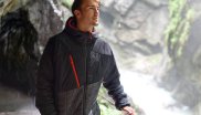 The lightweight thermo hoody from Millet fits into any backpack and protects you when the weather changes in the high mountain areas.