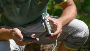 Mit dem Akkuladegerät von NITECORE lassen sich Smartphones auch beim Campen schnell und easy wieder mit Strom versorgen.