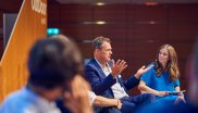 Frank Quiring, Mitglied der Geschäftsführung bei Rheingold, während der Round Table Discussion einer der Speaker auf der Bühne. 