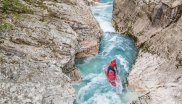 Experten wie Dan Gavere nutzen Wildwasser-Boards. Die sind nichts mehr für Anfänger und müssen aufgrund der Begebenheiten in oft unruhigen Gewässern müssen sehr stabil, robust und mit speziellen Features ausgestattet sein: Vom Shape her ähneln die Bretter einem Allrounder, sind aber zudem mit einem extra breiten Heck für Stabilität im Surf-Stance versehen. Die eher kleinen Finnen sind meistens zur Boardmitte versetzt.