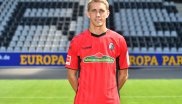Seit 2016/17 läuft der SC Freiburg in Trikots des Ausrüsters Hummel auf. Das dänische Unternehmen löste – damals zu Zweitligazeiten – Nike bei den Breisgauern ab.