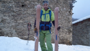 Rustikaler Look mit Verantwortungsbewusstsein: Die Skier von Grown sehen in ihrem Holz-Look nicht nur stylisch aus. Sie sind vor allem auch nachhaltig: Statt auf nicht erneuerbare Fasern setzen sie beim Rohmaterial auf Hanffasern. Der ökologische Fußabdruck wird so fast halbiert.