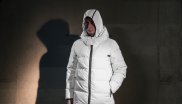 Als Style-Wunder sind Skijacken nicht unbedingt verschrien. Das Label Templa will das ändern und hat mit seiner Hybrid-Jacke ein Modell auf den Markt gebracht, mit dem man sich auch in den Innenstädten dieser Welt sehen lassen kann. Die Daunenjacke sieht aber nicht nur gut aus, sondern liefert bei alpinen Verhältnissen besten Schutz vor Feuchtigkeit, Wind und Kälte. 