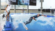 The Citywave in the Jochen Schweizer Arena Munich runs there six days a week and you can book beginner, advanced or pro sessions, in which the wave is adapted to the height and steepness of the level. The surf sessions last 45 minutes and are limited to a maximum of twelve surfers.