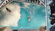 Im L&T Sporthaus in Osnabrück kann man das ganze Jahr über Surfen und Shoppen. Die 7,50 Meter breite Citywave bietet 45-minütige Surfsessions für maximal zehn Surfer. Als Interessierter kann man sich die Surfer von oben anschauen.