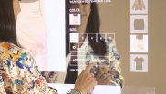 Rebecca Minkoff bietet durch smarte Spiegel zusätzlichen Kundenservice.