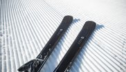 Der S/Max Blast Ski für Frauen bietet mit mehr Kontrolle und Präzision auf der Piste.