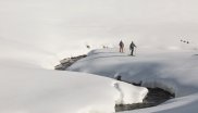 Unverzichtbarer Schutz: Wegen der Strahleninstensität in der Höhe und der Reflexion von Eis und Schnee sind Brillen wie die S-Way VLM+ auf Skitour Pflicht.