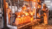 Das flüssige Metall wird in die Formen gegossen.
