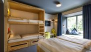 Ein Stockbett und 2 Doppelbetten, viel Stauraum und eine gemütliche Chill-Ecke. Die Aufteilung der Mehrbettzimmer im moun10 ist gut durchdacht und auf Outdoor-Sportler ausgelegt.