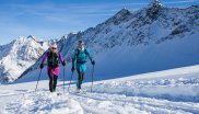 Skitouren sind im Trend. Die Zahl der Tourengeher, die sich im freien Gelände bewegen, wächst seit rund zehn Jahren stetig. Kein Wunder, dass sich Tourismusverbände, Skiliftbetreiber und Wintersportfirmen zum Ziel gesetzt haben, Anfänger mit Skitourenlehrpfaden unter die Arme zu greifen.