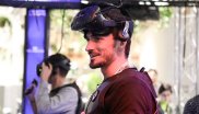 Auch Bayern-Star Mats Hummels zog es zu ISPO Digitize in Halle C6. Dort bereitete ihm das Hologate sichtlich Spaß.