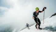Afterwards the participants have to quickly put on the trail running shoes and walk 17 kilometres over the 1,420 metre high Areskutan peak, parts of it are still snow-covered.
