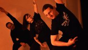 Ähnlich wie beim Yoga Dance dreht sich beim Schwarzen Yoga alles um Musik. Allerdings kommt hierbei Heavy Metal zum Einsatz. 