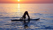 SUP-Yoga fördert die Konzentration und das Gleichgewicht. Denn hierbei werden die Übungen auf dem Wasser auf einem Surfbrett durchgeführt. Wer mit den Gedanken abschweift oder nicht bei der Sache ist, riskiert einen Fall ins kühle Nass.