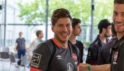 Kevin Reiser vom 1. FC Nürnberg mit Badeschlappen