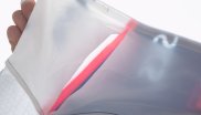 Graphene webs were printed on the entire inside of the suit, which ensure that the torso is cooled. Based on the new double pocket system - also on the inside of the suit, which is used for storing ice and beverage bags - the graphene directs the cold to selected areas of the upper body and to the lasts.