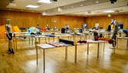 Auf acht langen Tischreihen liegen die Sportprodukte von Morgen.