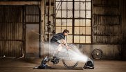 Sportler auf Wahoo KICKR Rollentrainer mit Headwind