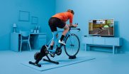 Sportler auf Rollentrainer trainiert mit Zwift