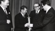 Der erste ISPO Pokal ging 1971 an den Norweger Birger Ruud (*1911; † 13. Juni 1998). Der Pokalträger war legendärer Skispringer und Skirennläufer – er galt als einer der weltweit besten Skispringer der 1930er Jahre. 1932 und 1936 gewann er jeweils olympisches Gold beim Springen von der Großschanze. Er stellte auch zwei Schanzenrekorde auf und wurde fünfmal Weltmeister.