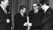 Le premier trophée ISPO a été décerné en 1971 au Norvégien Birger Ruud (*1911 ; † 13 juin 1998). Le détenteur de la coupe était un sauteur à ski et un skieur de compétition légendaire - il était considéré comme l'un des meilleurs sauteurs à ski du monde des années 1930. En 1932 et 1936, il a remporté l'or olympique au saut du grand tremplin. Il a également établi deux records de saut au tremplin et a été cinq fois champion du monde.