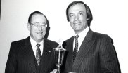 1985 bekam Österreichs wahrscheinlich berühmtester Skirennfahrer Toni Sailer (*1935 † 24. August 2009) einen ISPO Pokal. Toni Sailer (r.) war nicht nur Träger von drei olympischen Gold-Medaillen, gewonnen 1956 bei den Olympischen Winterspielen in Cortina D’Ampezzo und sieben Weltmeistertiteln, sondern auch Schauspieler und Sänger. Nach ihm ist die 2004 gegründete Premium-Sportmarke Toni Sailer benannt.