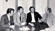 1986 wurde Jean-Claude Killy, Skirennsportler aus Frankreich, mit dem ISPO Pokal ausgezeichnet. Im Bild (2.v.l.) im Gespräch mit dem damaligen Messechef Dr. Werner Marzin, Toni Sailer (3.v.l.) und Willy Bogner (4.v.l.). Der „Ski-Napoleon“, wie er seiner Zeit genannt wurde, dominierte den Rennsport in den 1960er Jahren. Er fuhr z.B. 1968 in Grenoble insgesamt gleich drei olympische Gold-Medaillen in den Kategorien Abfahrt, Riesenslalom und Slalom ein.