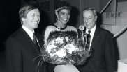 In the year 1987 the ISPO Cup went to the US athlete and three-time Olympic champion Wilma Rudolph (*1940; † 1994) (in the middle of the picture). In 1960, the sprinter also went down in history as the first woman in the world to cover 200 metres in under 23 seconds. One year later she set another world record with 11.2 seconds over 100 meters. She established the Wilma-Rudolph-Foundation which supports young female athletes.