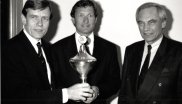 Der Österreicher Franz Klammer (Mitte), der als Skirennläufer berühmt wurde, verdiente sich 1992 den ISPO Pokal. Mit 25 Abfahrtssiegen ging er seinerzeit als erfolgreichster Abfahrer in die Weltcupgeschichte ein. Bei den Olympischen Winterspielen 1976 in Innsbruck gewann Kammerer auch die Goldmedaille im Abfahrtslauf.