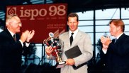 1998: Henry Maske (center) was presented with the trophy by Manfred Wutzlhofer (left), then Chairman of the Board of Management of Messe München, for his extraordinary and fair sporting success as a professional boxer. Maske was IBF World Light Heavyweight Champion from March 1993 - a title he defended until 1996.