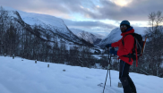 Carlos mal bei einem schönen Wintertag in Norwegen. Der Gewichtsunterschied zwischen der neuen GORE-TEX PRO Jacke und seiner älteren Version sei für Carlos klar spürbar. 
